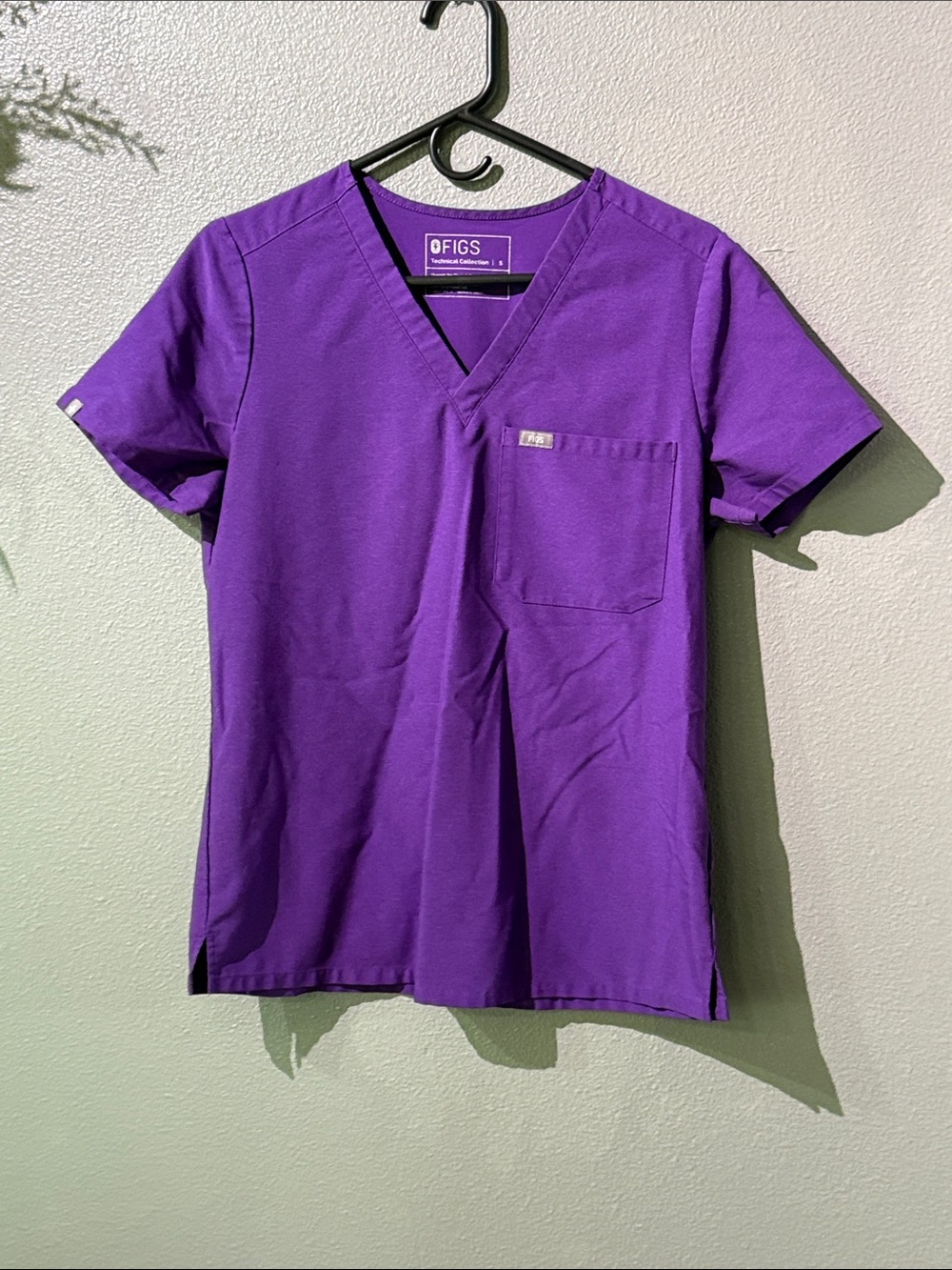 Figs V-Neck Medical Scrub Set Ultra Violet size S. - Picture 2 of 6
